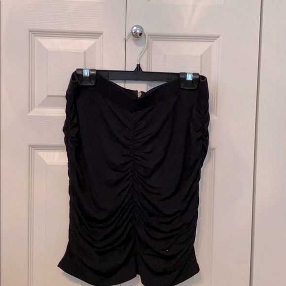 🌟2/$20🌟 Ruched black stretchy skirt - Picture 2 of 3